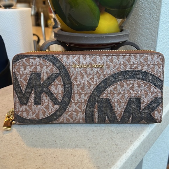 Graphic Logo Continental Wristlet-strap not included - Picture 6 of 14